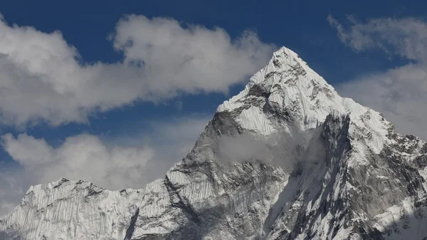 Piek van Ama Dablam en cloud — Stockfoto