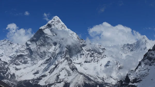 雲に囲まれた海部 Dablam のピーク — ストック写真