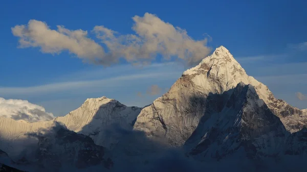 Večer v Himalájích, Ama Dablam — Stock fotografie