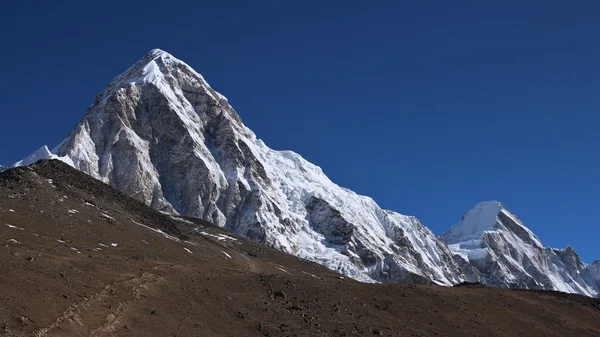 Pumo Ri and Lingtren, view from Gorak Shep — Stock Photo, Image