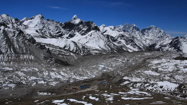 Geleira Khumbu e alojamentos em Gorak Shep — Fotografia de Stock