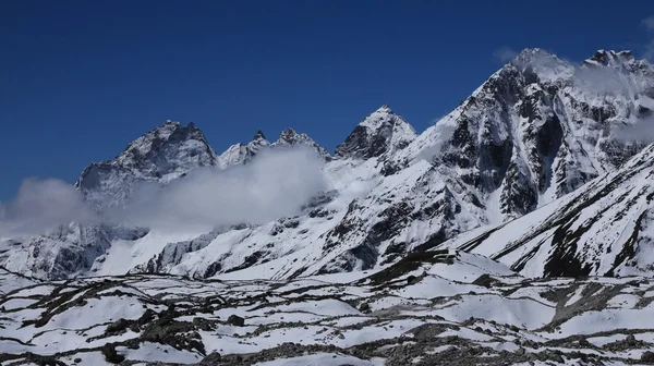穿过冰川和孜孜拉不及和 teningbo 的峰值 — 图库照片