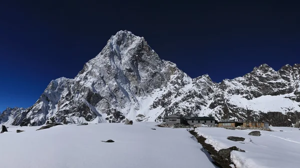 Cholatse en lodges in dzonglha — Stockfoto