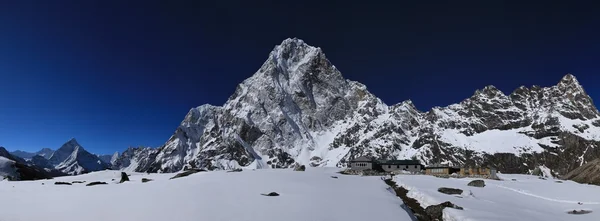 Lodges in Dzonglha, Ama Dablam and Cholatse — Stock Photo, Image