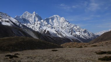 kar Dağları kangtega ve thamserku şapkalı