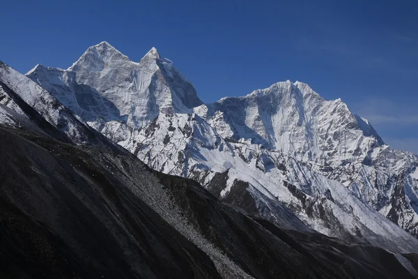 Kangtega et Thamserku, vue de Dingboche — Photo