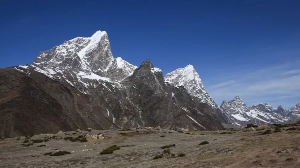 Colatse e altre alte montagne nella regione dell'Everest . — Foto Stock