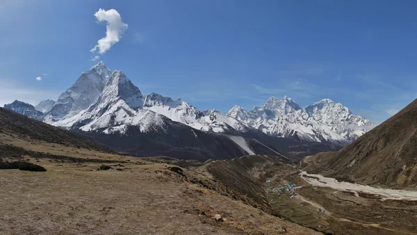 Pheriche ve kar ama dablam şapkalı — Stok fotoğraf