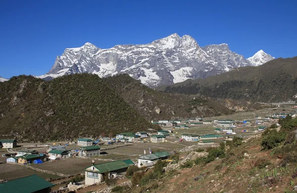 Khumjung, sherpa vesnice v národním parku everest — Stock fotografie