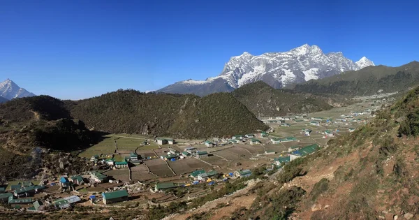 Sherpa village Khumjung et la neige plafonné Kongde Ri — Photo