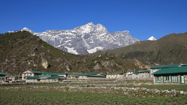 Kongde ri, vy från khumjung — Stockfoto