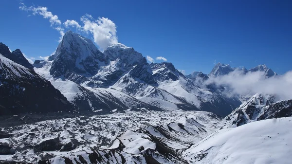 Ngozumba Glacier and Cholatse — Stok fotoğraf