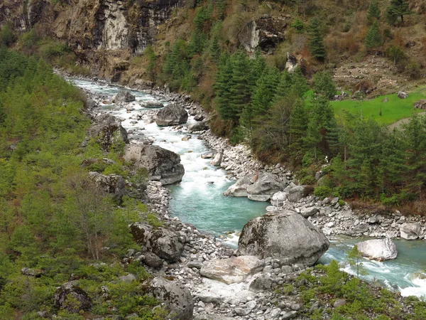 Dudh khosi nadi, Fluss in der ewigsten Region — Stockfoto