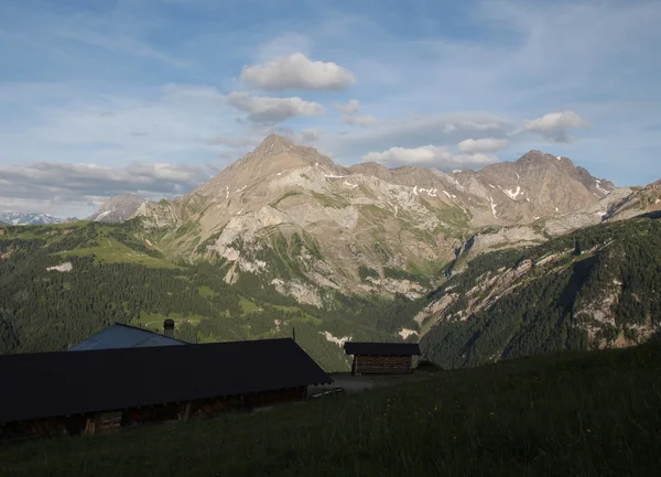 그 체이 베이 Gstaad, Bernese Oberland에서 저녁 — 스톡 사진