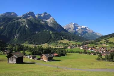 Köy Gsteig bei Gstaad ve yüksek dağlar