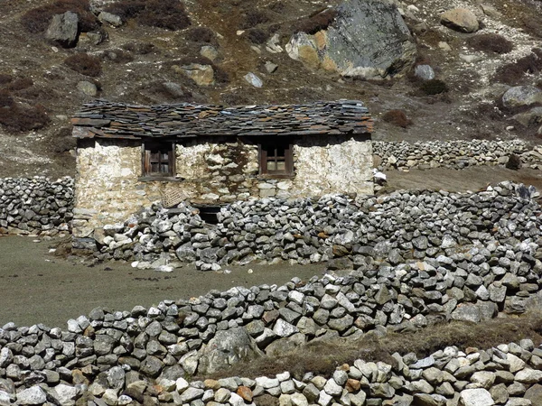 Small stone hut in the Everest Region — Stock Photo, Image