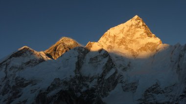 MT Everest ve gün batımında Nuptse