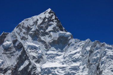 Görkemli dağ Nuptse