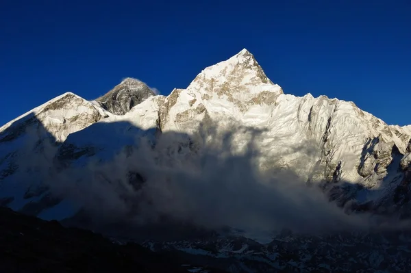 Mt Everest i Nuptse tuż przed zachodem słońca — Zdjęcie stockowe