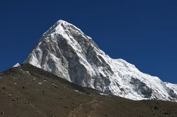 Majestueuse montagne Pumo Ri — Photo