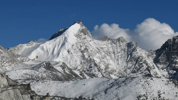 Sneeuw bedekt Mehra Peak — Stockfoto