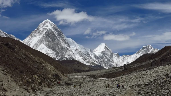 Porter richting de Everest Base Camp — Stockfoto