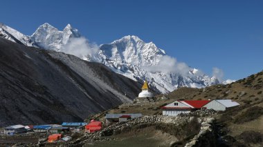 Güzel köy Dingboche ve yüksek dağ Thamserku