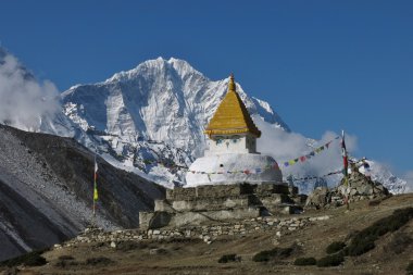 Stupa ve kar dağ Thamserku şapkalı