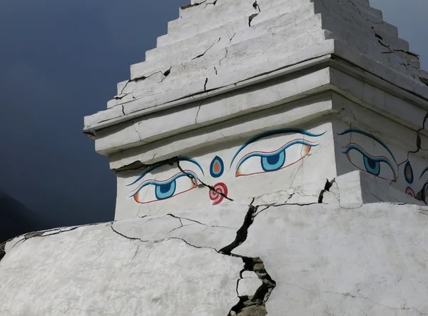 Stúpa v Khumjung poškozen během nedávného zemětřesení — Stock fotografie