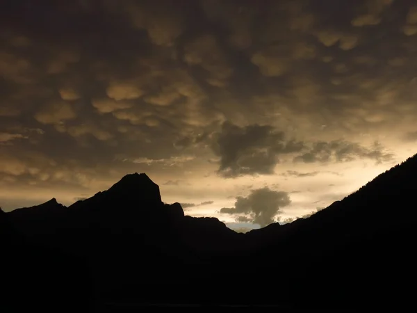 Des nuages bizarres sur les montagnes des Alpes suisses — Photo