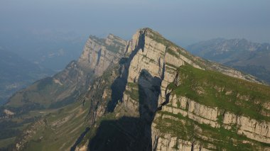 Dağ doruklarına Churfirsten aralığı