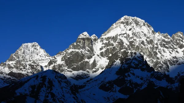 Pico cubierto de nieve de Phari Lapcha — Foto de Stock