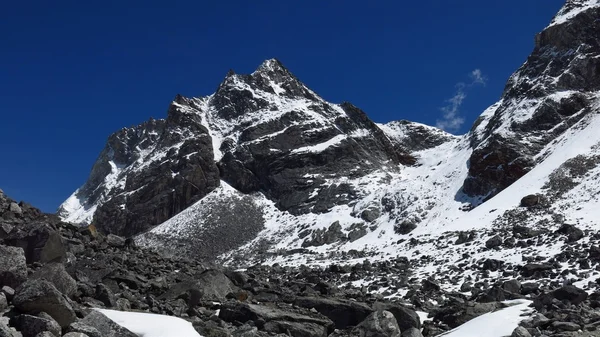 Steep trekking route to the Cho La mountain pass — Stock Photo, Image