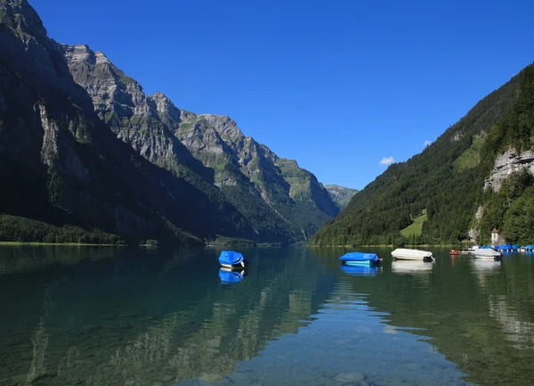 Lago Klontalersee e montanhas em Glarus Canton — Fotografia de Stock