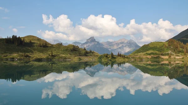 Summer scene at lake Trubsee, Swiss Alps — Stock fotografie