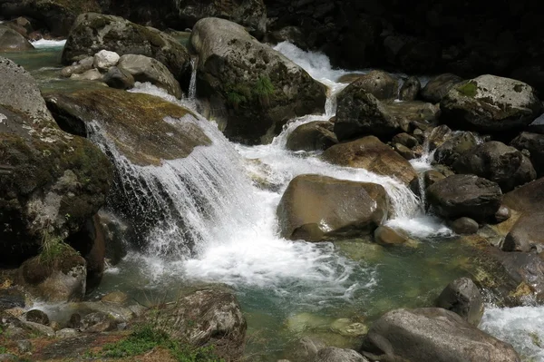 Čistá voda z potoka v oblasti Everestu — Stock fotografie