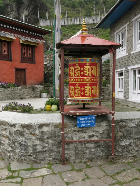 Everest bölgesinde büyük dua tekerlek — Stok fotoğraf