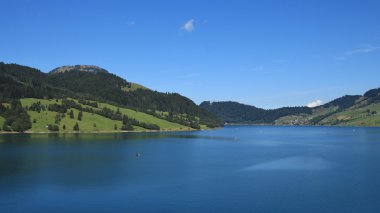 Mavi Göl Waegital ve yeşil tepeler