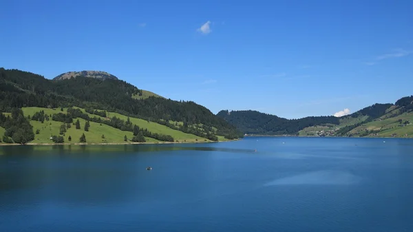 Lago azul Waegital e colinas verdes — Fotografia de Stock