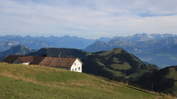 Paisagem montanhosa rural no centro da Suíça — Fotografia de Stock