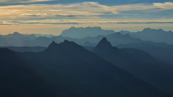 Mythen und andere Berge bei Sonnenaufgang Stockbild