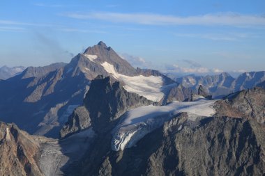 Güzel şekilli dağ buzul İsviçre Alpleri'nde ile