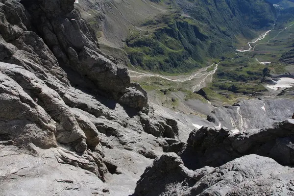 Looking down a high cliff on the Titlis — Stock Photo, Image