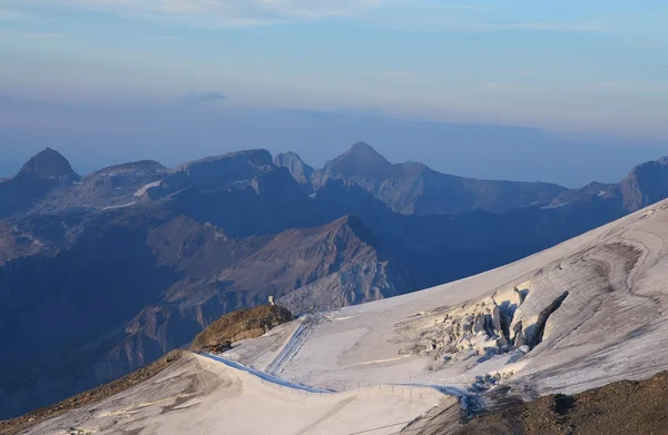 与裂缝上铁力士山冰川 — 图库照片