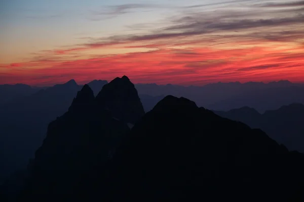 Ciel coloré au-dessus des hautes montagnes dans les Alpes suisses — Photo