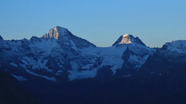 Altas montanhas Breithorn e Balmhorn ao nascer do sol — Fotografia de Stock