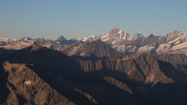 Udsigt fra Titlis, Mt Bietschhorn og andre høje bjerge - Stock-foto