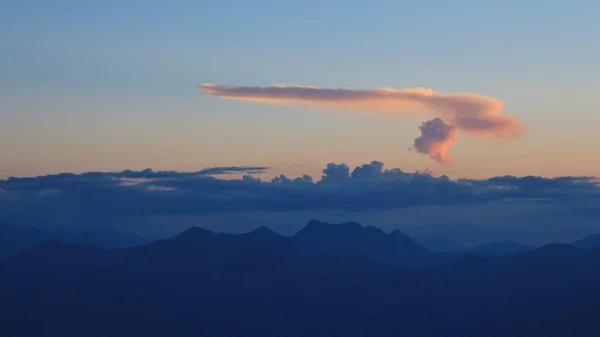 日落时山上的云 — 图库照片