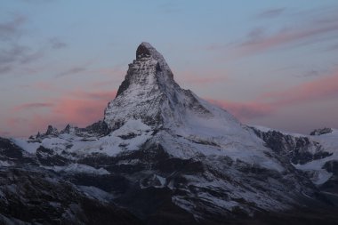 Matterhorn üzerinde pembe bulutlar