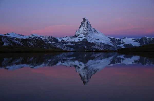 Matterhorn üzerinde pembe sabah gökyüzü